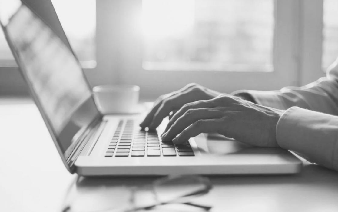 Workshop deelnemers werken aan financiële analyse